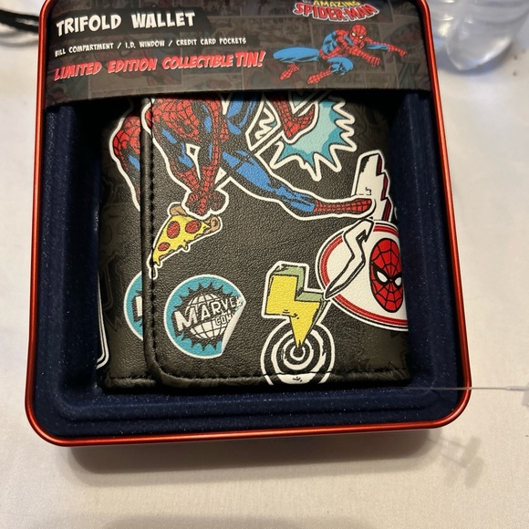 Sold Spider-Man Marvel Media Special Trifold Wallet in Red Collectors Tin - Picture 2 of 11